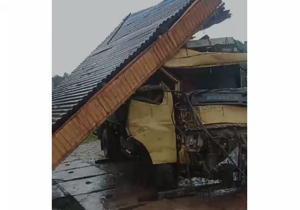 Rem Blong! Truk Tabrak Dua Ruko di Simpang Ampar Tayan Hilir, Satu Korban Meninggal