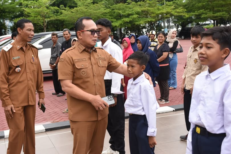 Bupati Sujiwo Lepas 12 Siswa Sekolah Rakyat Kubu Raya