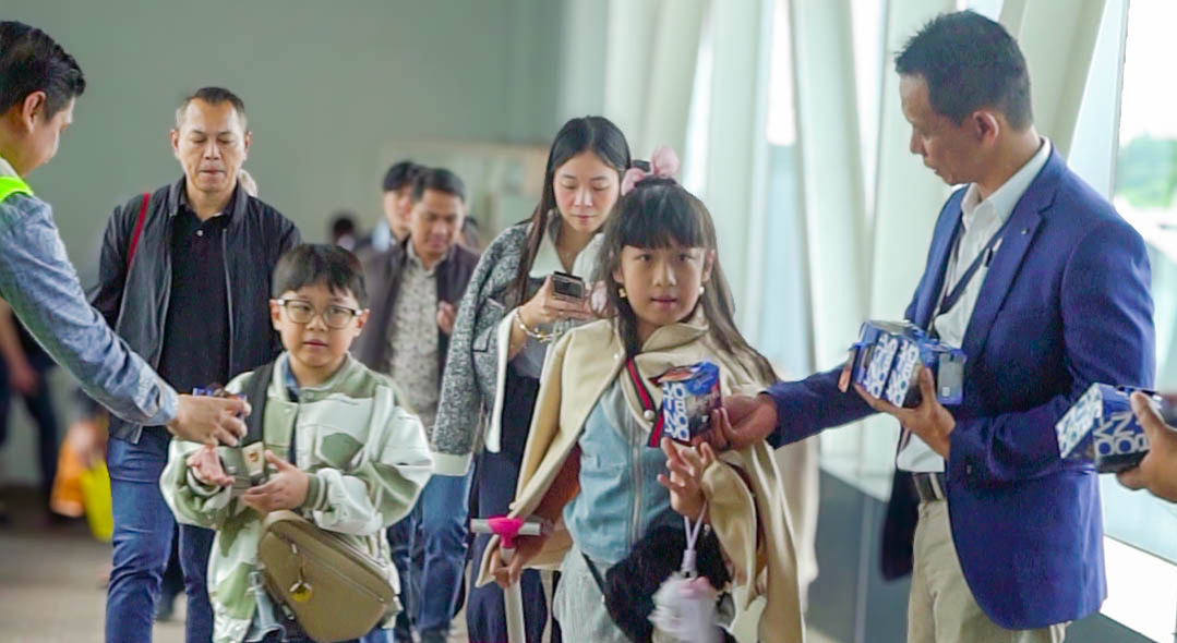 Sambut Libur Nataru, Novotel Pontianak Convention Centre Bagi Kukis untuk Penumpang Garuda Indonesia