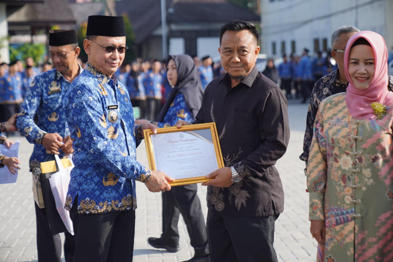 34 Tahun Mengabdi, Wali Kota Pontianak Lepas Purna Tugas Kepala Bapperida dan ASN Lainnya 