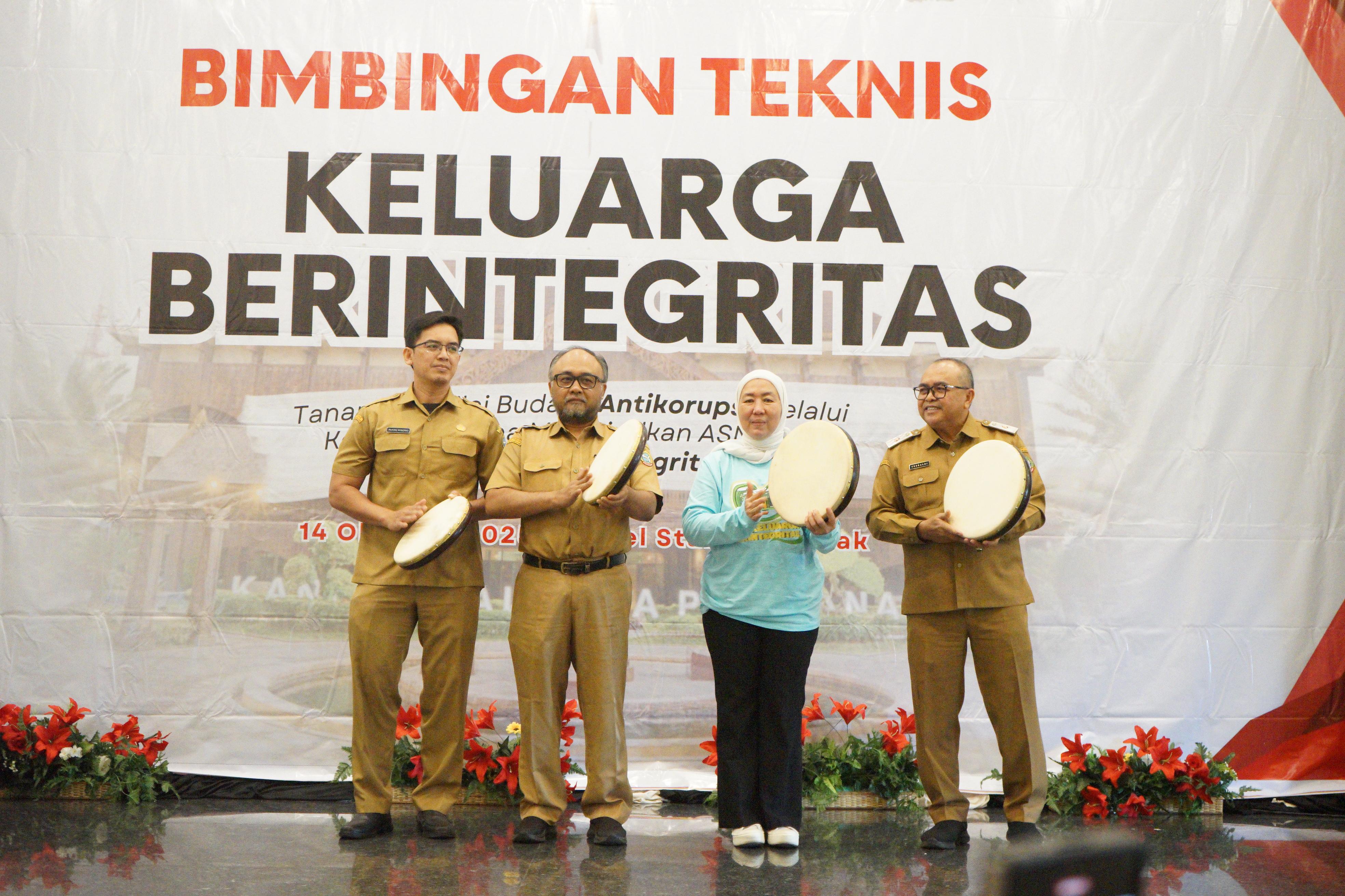 Bimtek Keluarga Berintegritas Kepala SMP dan Kepala Puskesmas beserta Pasangan se-Pontianak