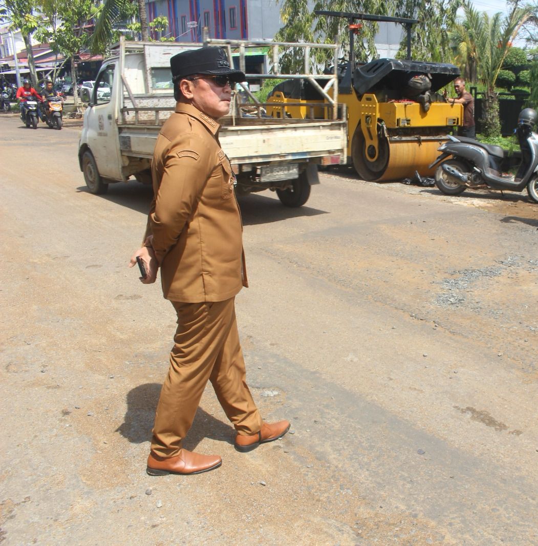 Kerja Lamban, Bupati Sujiwo Tegur Pelaksana Perbaikan Jalan Parit Bugis Sungai Raya