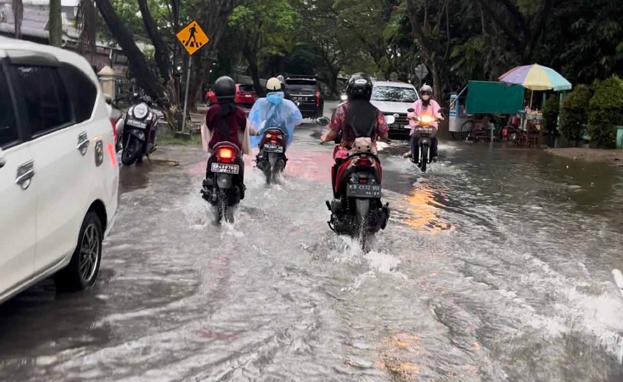 BMKG Kalbar Peringatkan Warga Waspada Banjir Rob dan Hujan Lebat Sepekan ke Depan