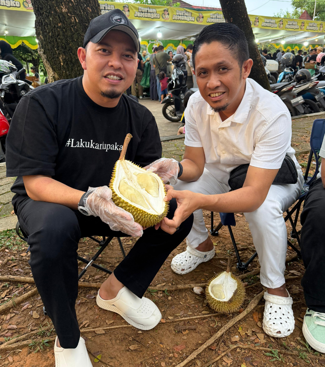 Awal Tahun 2026, Ustadz Luqmanul Hakim dan Abi Een Nikmati Durian Jemongko di Pontianak