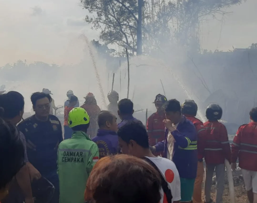 Kebakaran Hanguskan Basecamp Pekerja Bangunan di Purnama 2 Pontianak