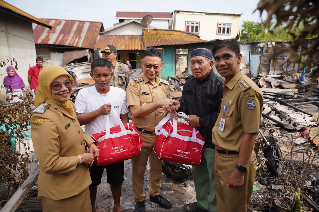 Wali Kota Pontianak Serahkan Bantuan untuk Korban Kebakaran Banjar Serasan