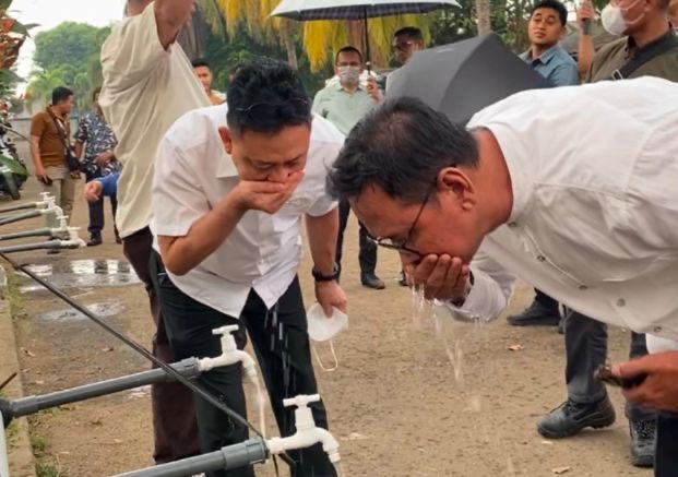 Pasokan Air Tawar Kembali Mengalir, Wali Kota Pontianak Minum Langsung Air dari Imam Bonjol