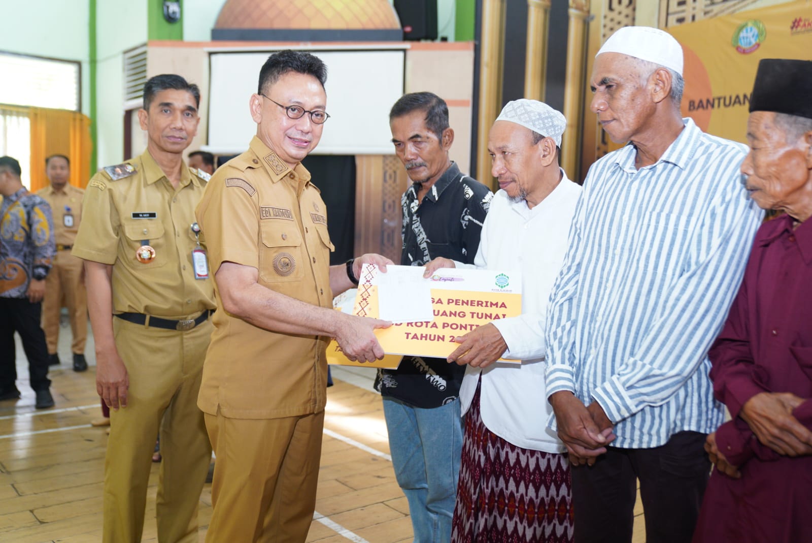 Penyerahan Simbolis Bantuan Sosial Uang Tunai APBD Pontianak Tahap 1 Tahun 2026