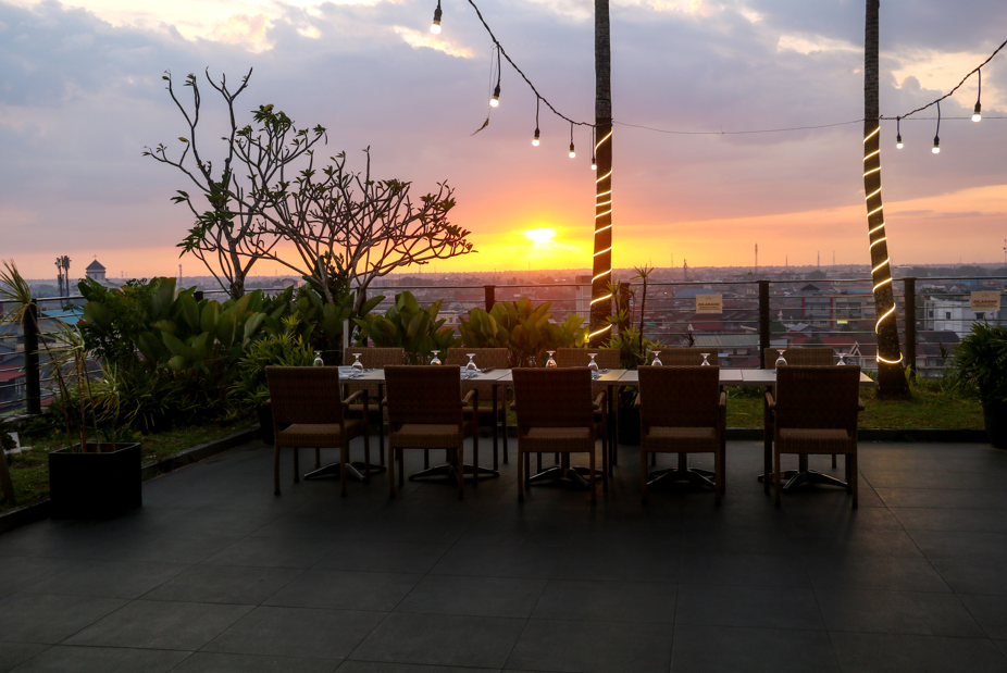 Nikmati Kota dari Ketinggian: Kuliner, Sunset, dan Musik di Borneo Sky, Rooftop & Café