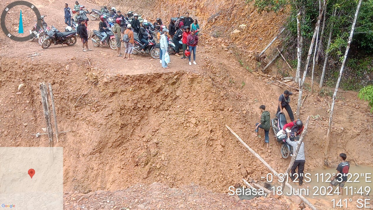 Bencana Alam, Akses Jalan Lima Desa di Kecamatan Ella Hilir,Melawi Terputus.