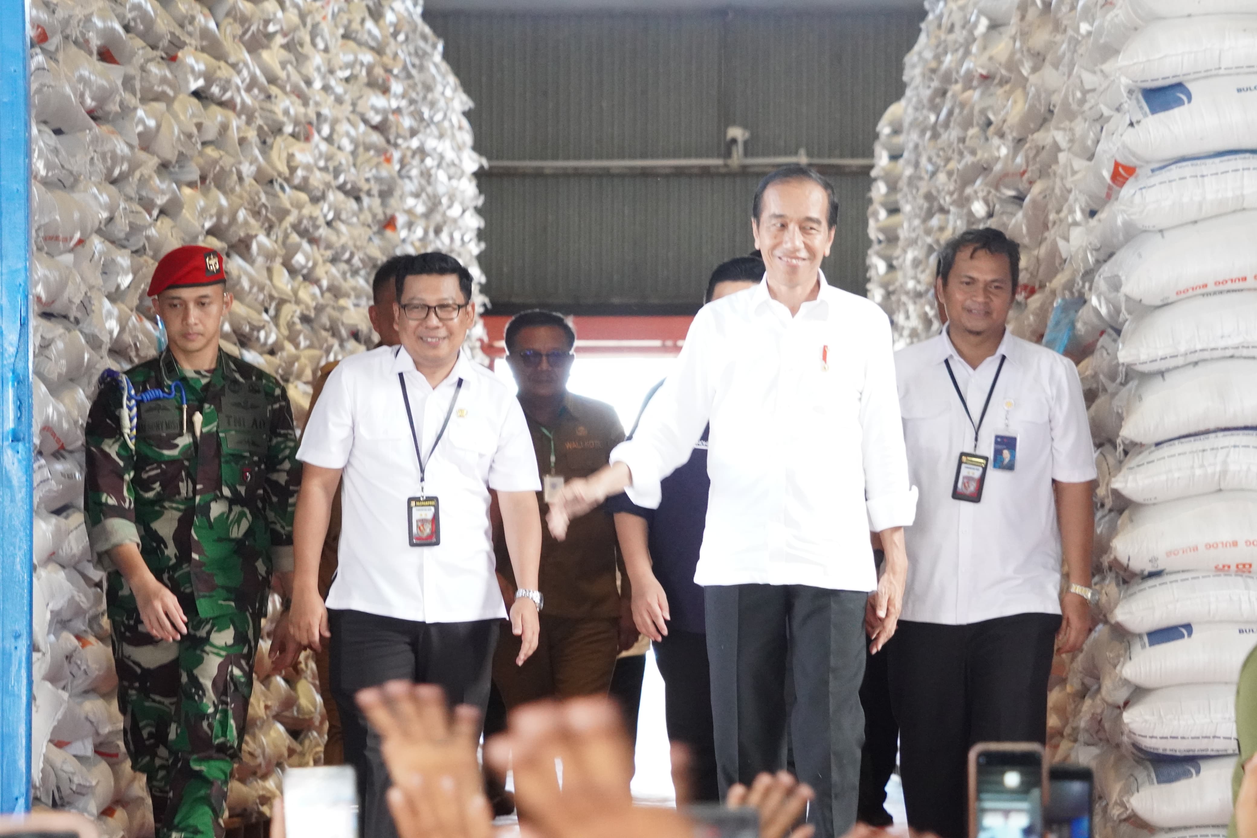 Presiden Jokowi Meninjau Stok Pangan dan Banpang di Gudang Perum Bulog Paceda