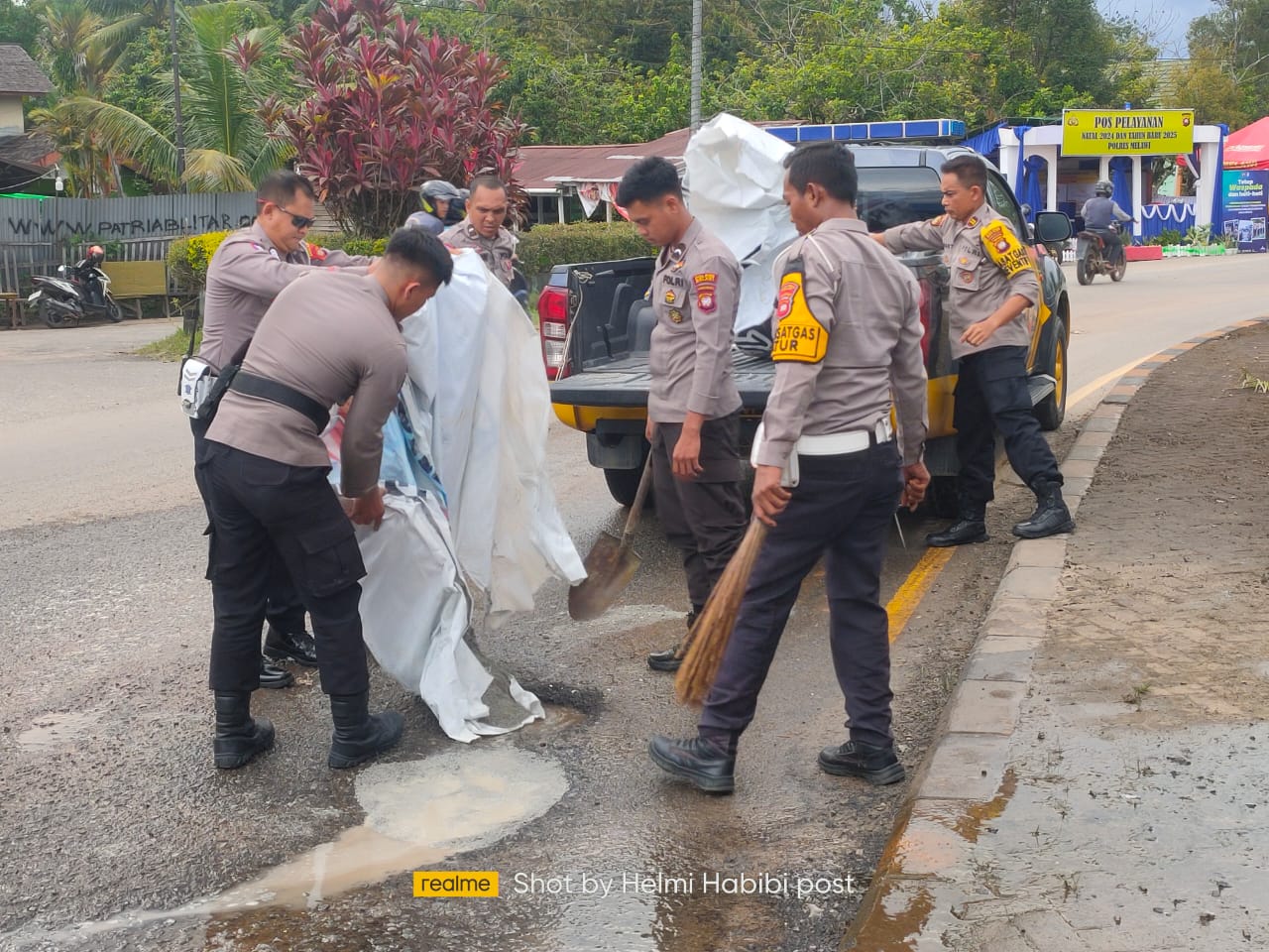 Cegah Potensi Kecelakaan, Polisi Tutup Lubang di Jalan Provinsi Nanga Pinoh