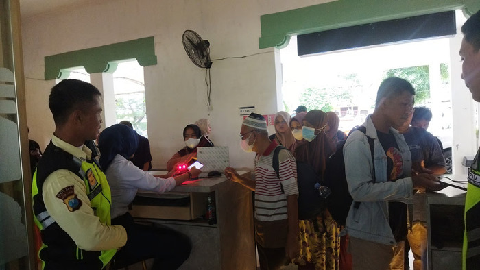 2.054 Pelanggan Gunakan Kereta Api di Stasiun Bojonegoro hari selasa Pada Libur Panjang Waisak 2025