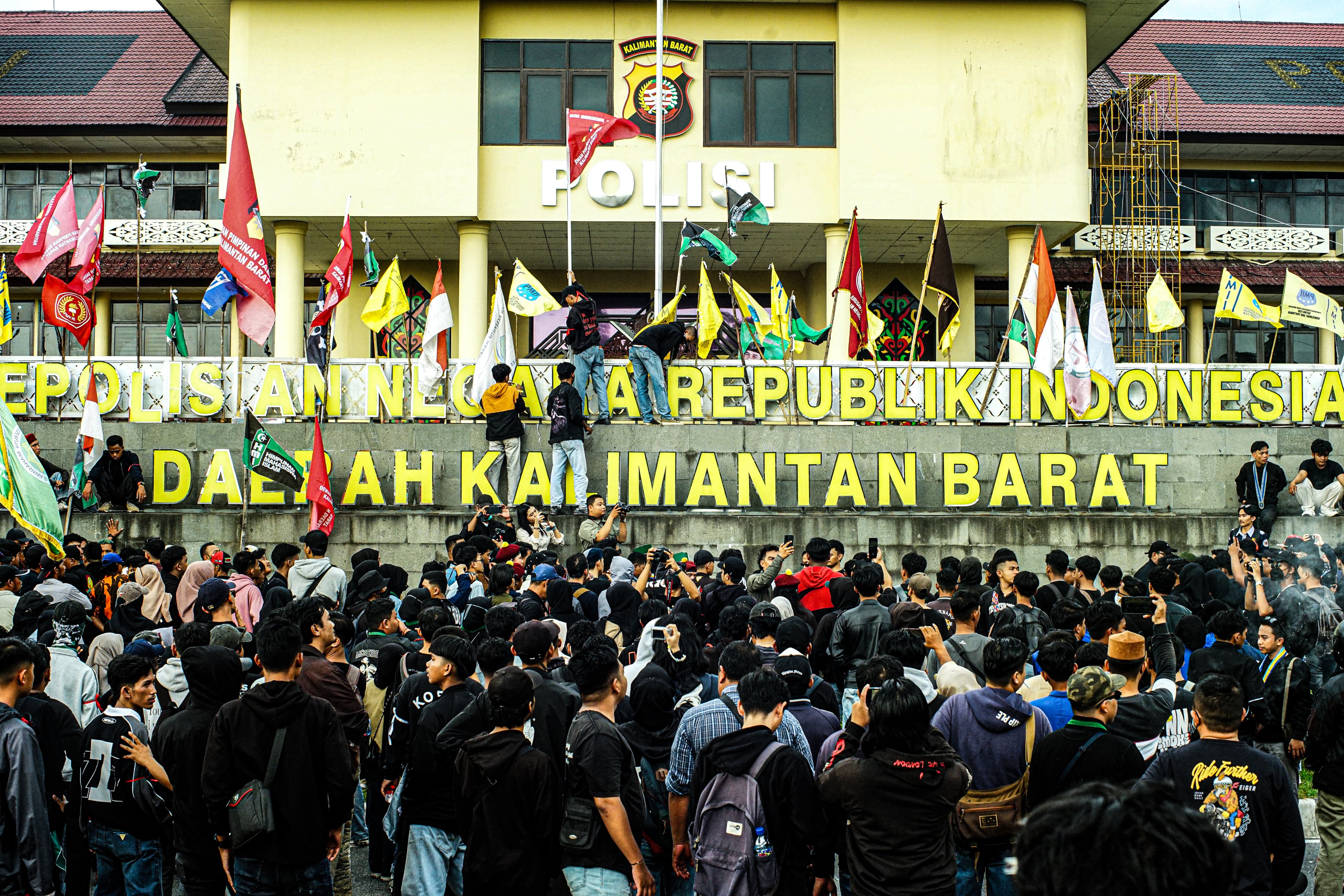Aliansi Mahasiswa dan Masyarakat Gelar Aksi Serentak Jilid 4 di Polda Kalbar