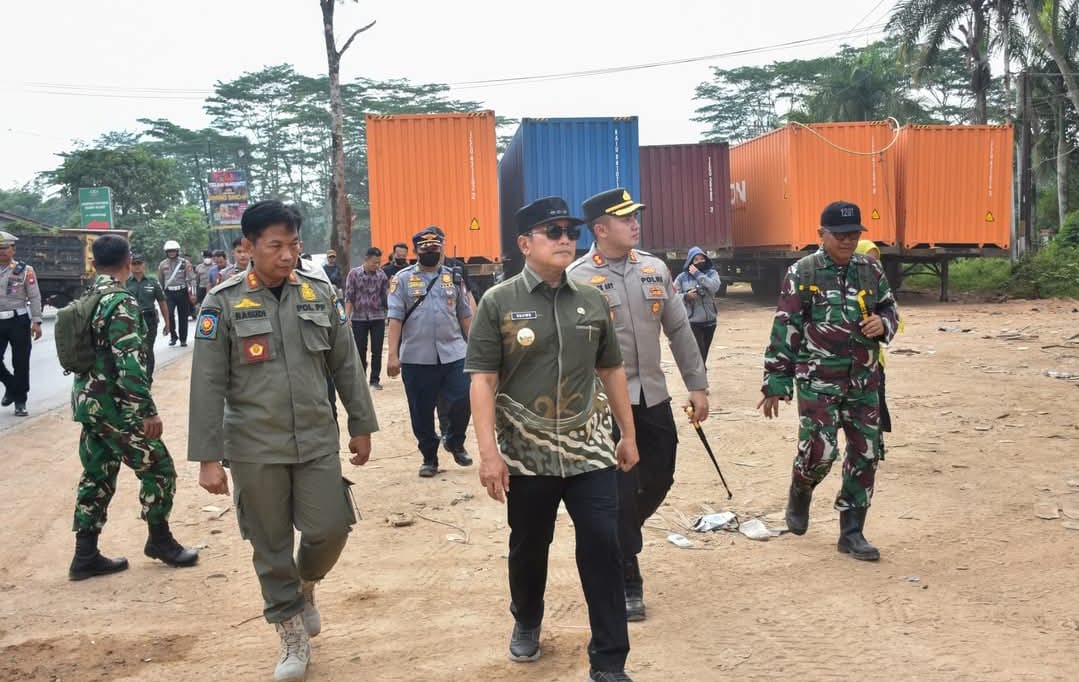 Bupati Kubu Raya Inspeksi Parkir Liar Tronton di Trans Kalimantan