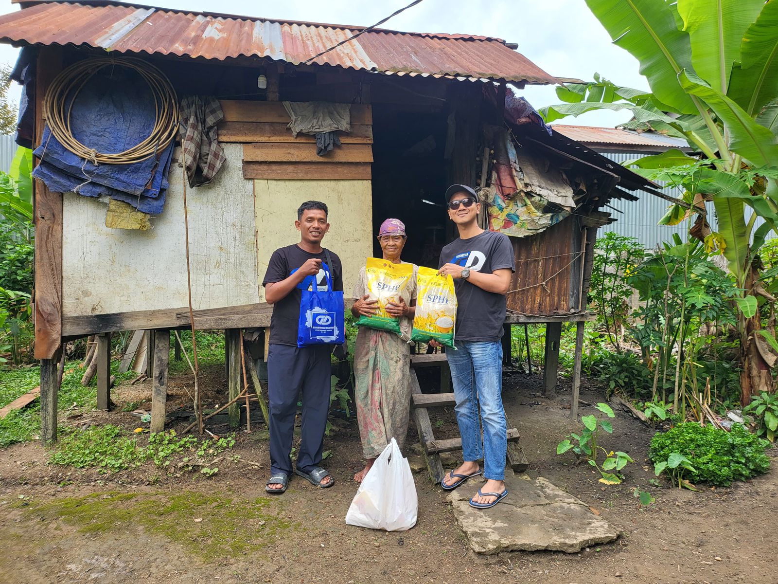 Jaga Kondusifitas di Melawi, Gerakan Damai Nusantara Berbagi Sembako ke Warga Kurang Mampu