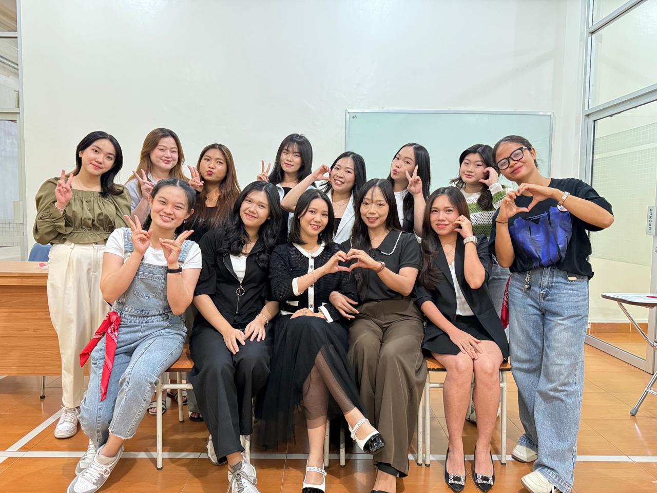 Semarak Nostalgia di Student Fest Polteq 2025: Kreativitas & Kolaborasi Melebur dalam Nuansa 90’s