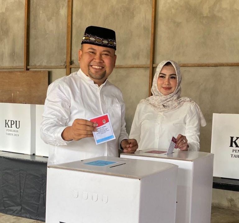 Cerminkan Kesederhanaan dan Kedamaian, Dadi dan Istri Nyoblos dengan Baju Putih