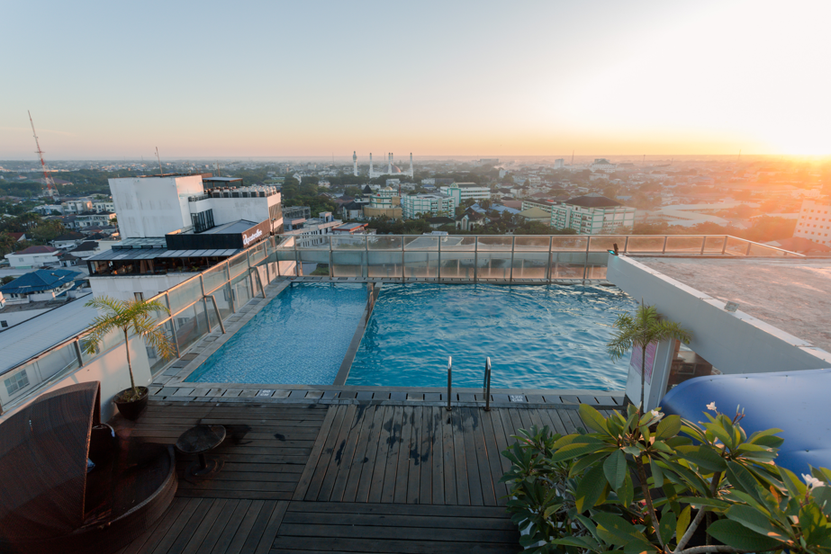 Nikmati Serunya Berenang Sepuasnya di Sky Pool HARRIS Hotel Pontianak – Tersedia Member dan Paket Harian!