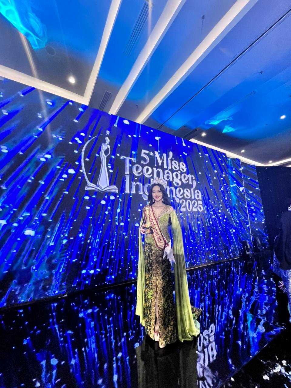 Membanggakan! Miss Teenager Kalbar 2025 Nur Syakirah Raih Mahkota Miss Teenager Indonesia 2025