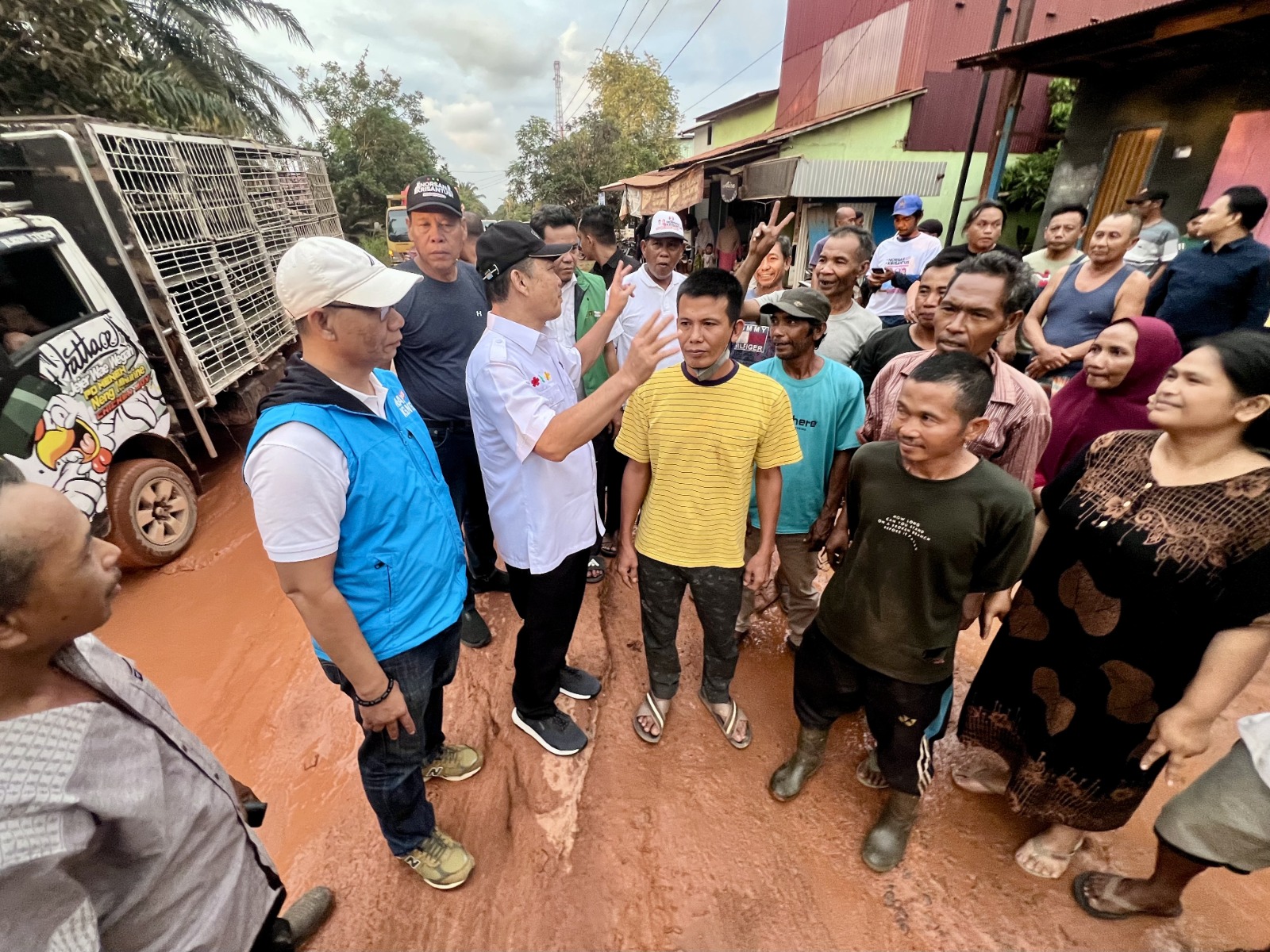 Dicegat Warga Sungai Nanjung, Norsan Bakal Akomodir Keinginan Perbaikan Jalan