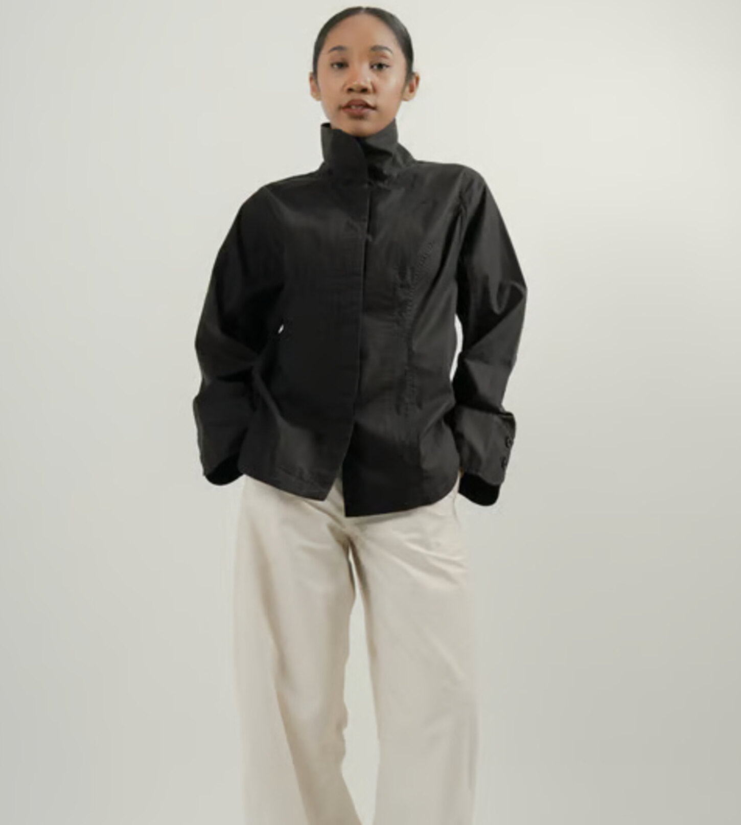 STYLE GUIDE: The Black Edit – Mendefinisikan Ulang Seragam Minimalis Modern