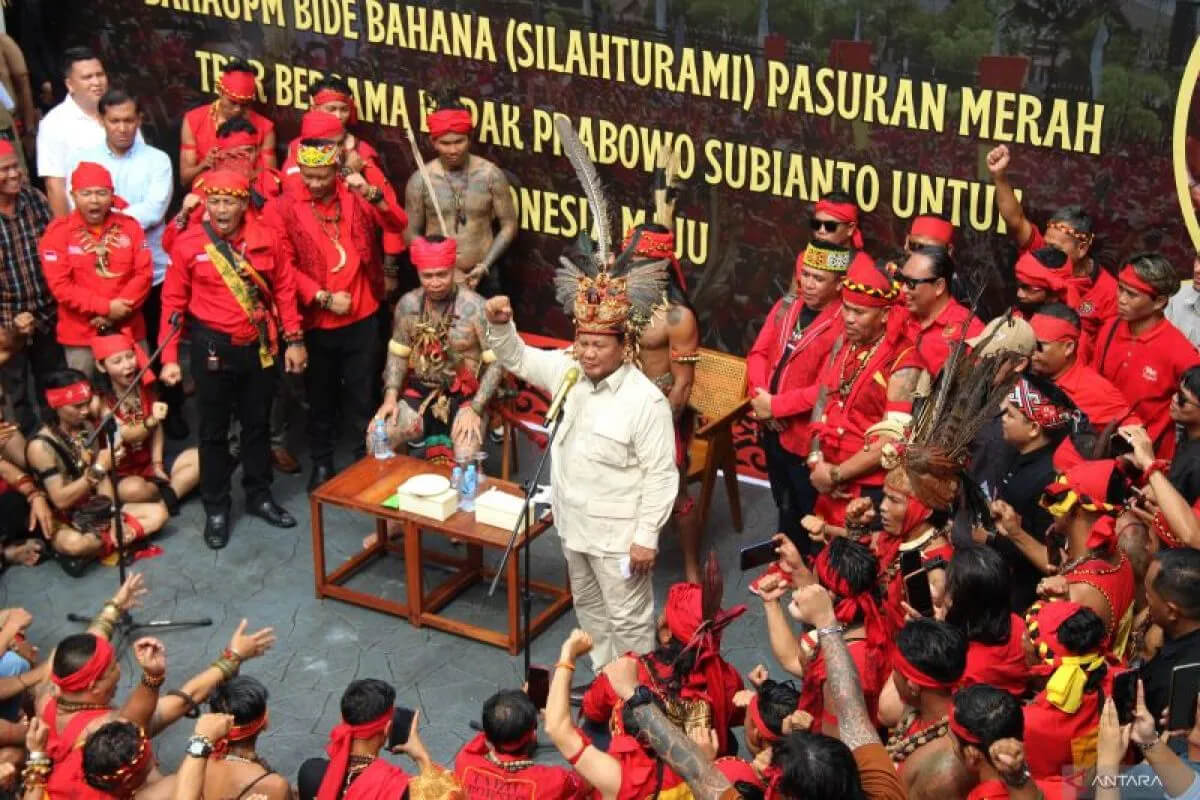 Momen Super Meriah: Bagaimanakah Tradisi dan Komitmen Prabowo Subianto Bersatu dengan Pasukan Merah Dayak?