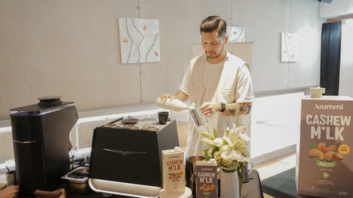 Mikael Jasin, Juara Dunia Barista 2024, Berkolaborasi dengan Arummi Cashew Milk dan Titik Temu Coffee