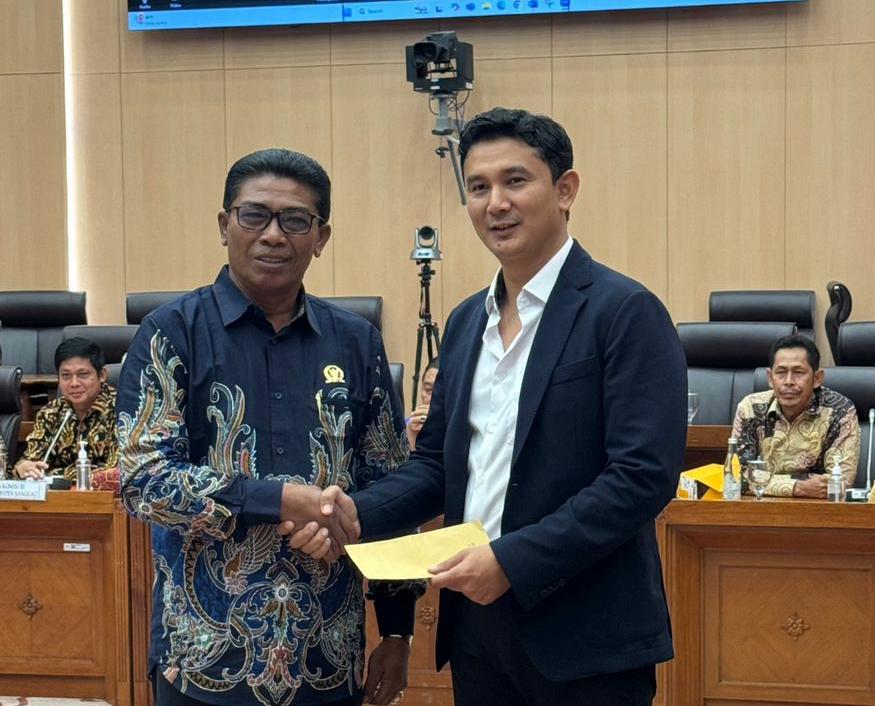 Anggota Komisi XII DPR RI Akan Perjuangkan Aliran Listrik ke Pelosok Desa di Kalbar