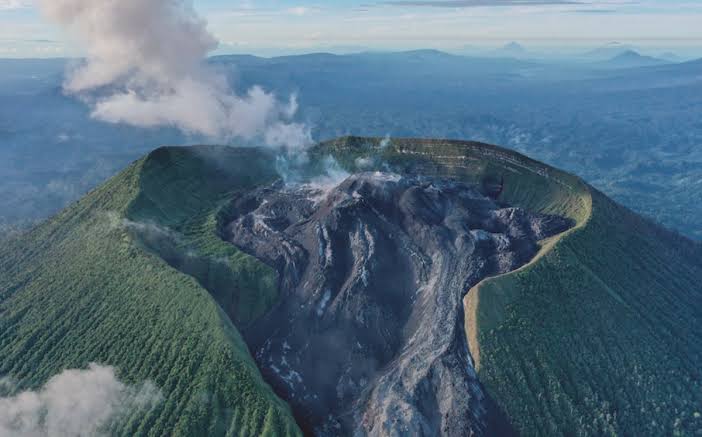 Gunung Ibu Mengalami Erupsi Vulkanik ! Ketinggian Semburan Abu Mencapai 2.000 Meter