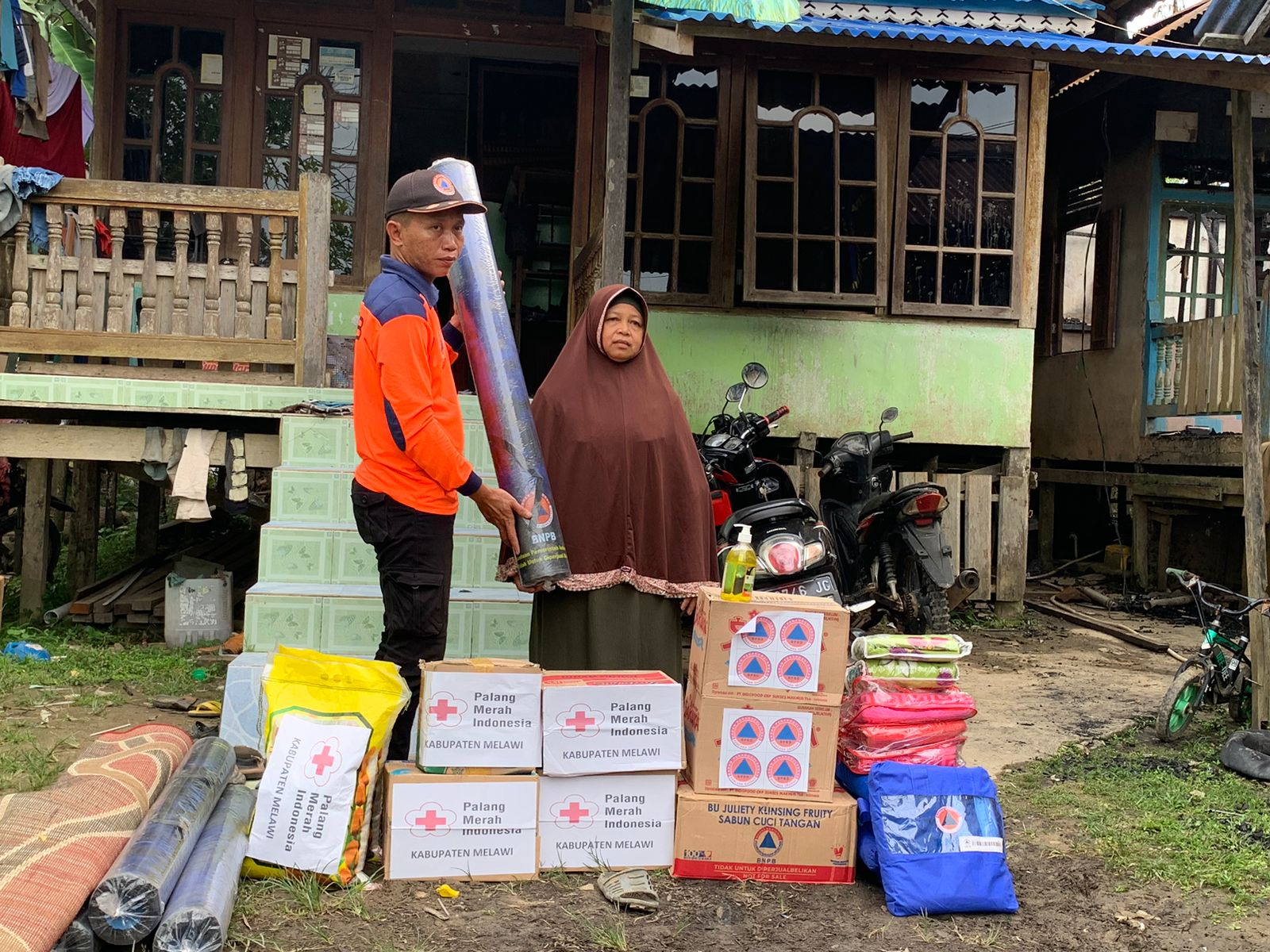 Terima Bantuan Pemkab, Warga Korban Kebakaran di Desa Nusa Pandau Ucapkan Terima Kasih ke Bupati Melawi