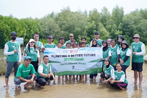 PT Mitra Adiperkasa dan PT MAP Aktif Adiperkasa bersama LindungiHutan Tanam 1.500 Mangrove di Pantai Bahagia B