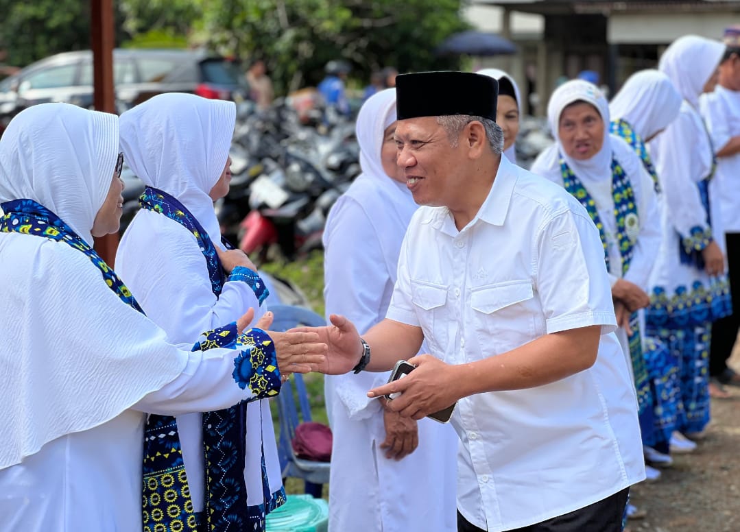 Gelar Pengajian Gabungan BKMT Sekecamatan Meliau, Muda Mahendrawan Disambut Ratusan Emak-Emak