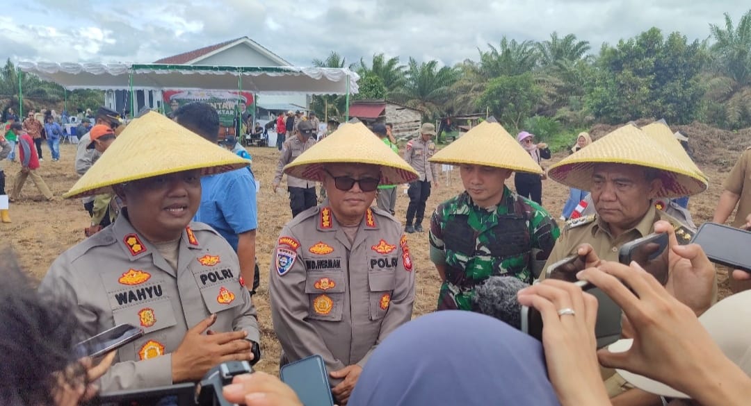 Polres Kubu Raya Sebagai Unsur Pelaksana Gugus Tugas Ketahanan Pangan Polri, Laksanakan Tanam Jagung  Serentak