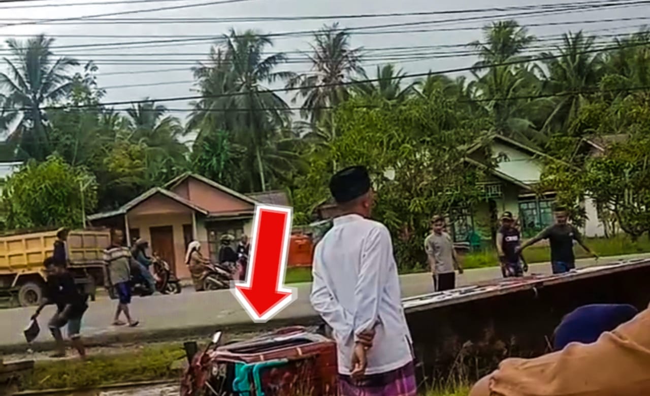 Viral! Truk Masuk Parit di Jalan Raya Bakau Besar Mempawah