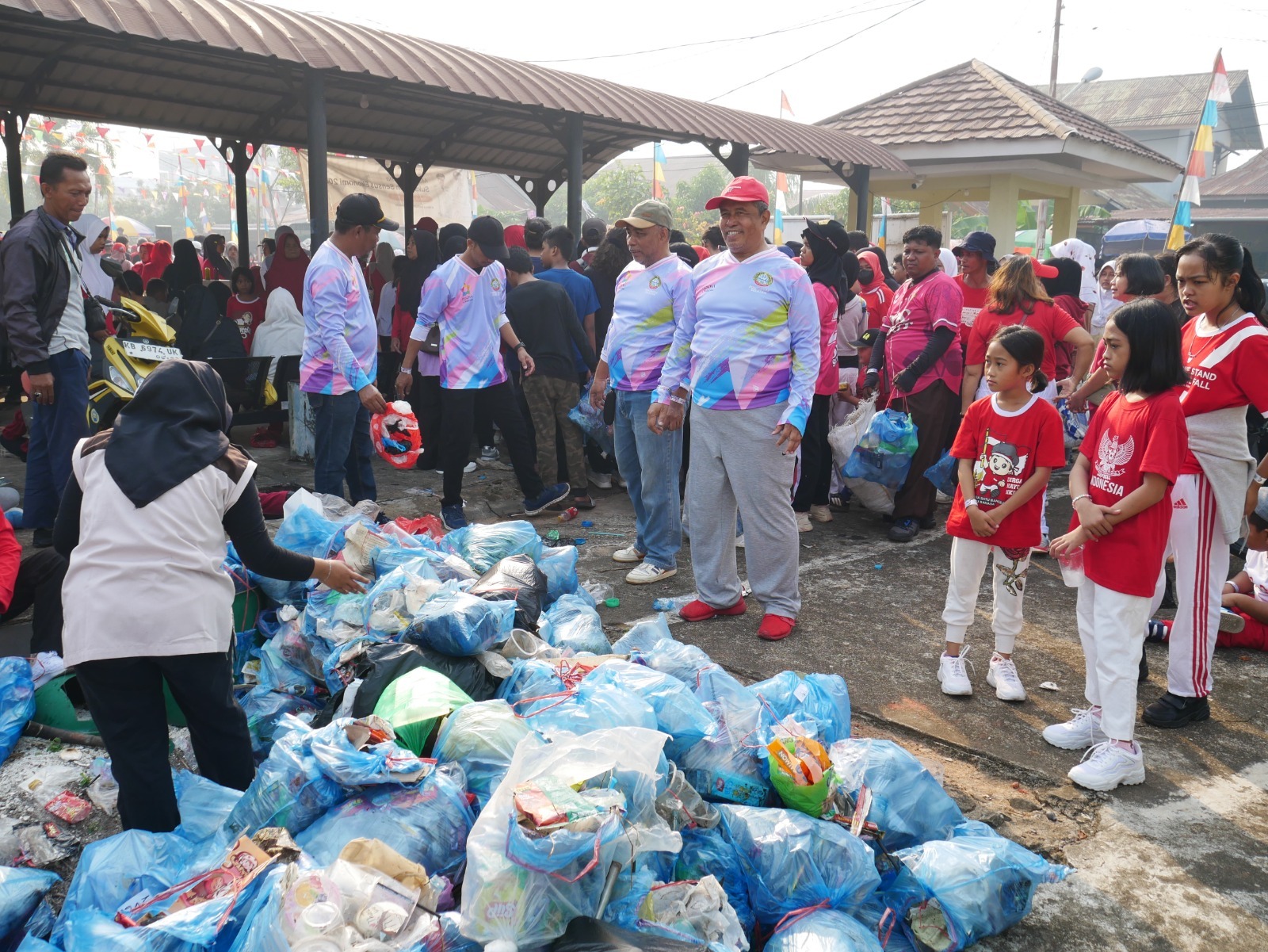Semarak HUT ke-81 RI, Warga Pontianak Selatan Jalan Sehat Sambil Pungut Sampah