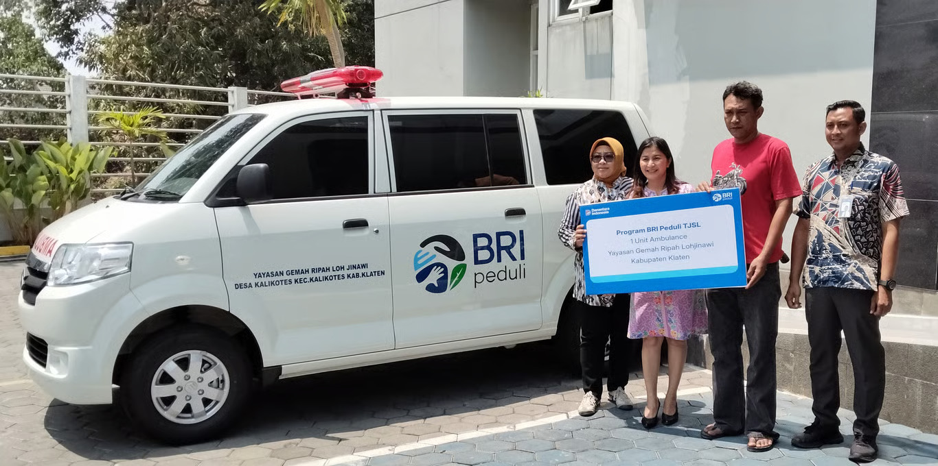 BRI Serahkan Ambulans di Hari Batik untuk Kesehatan Klaten