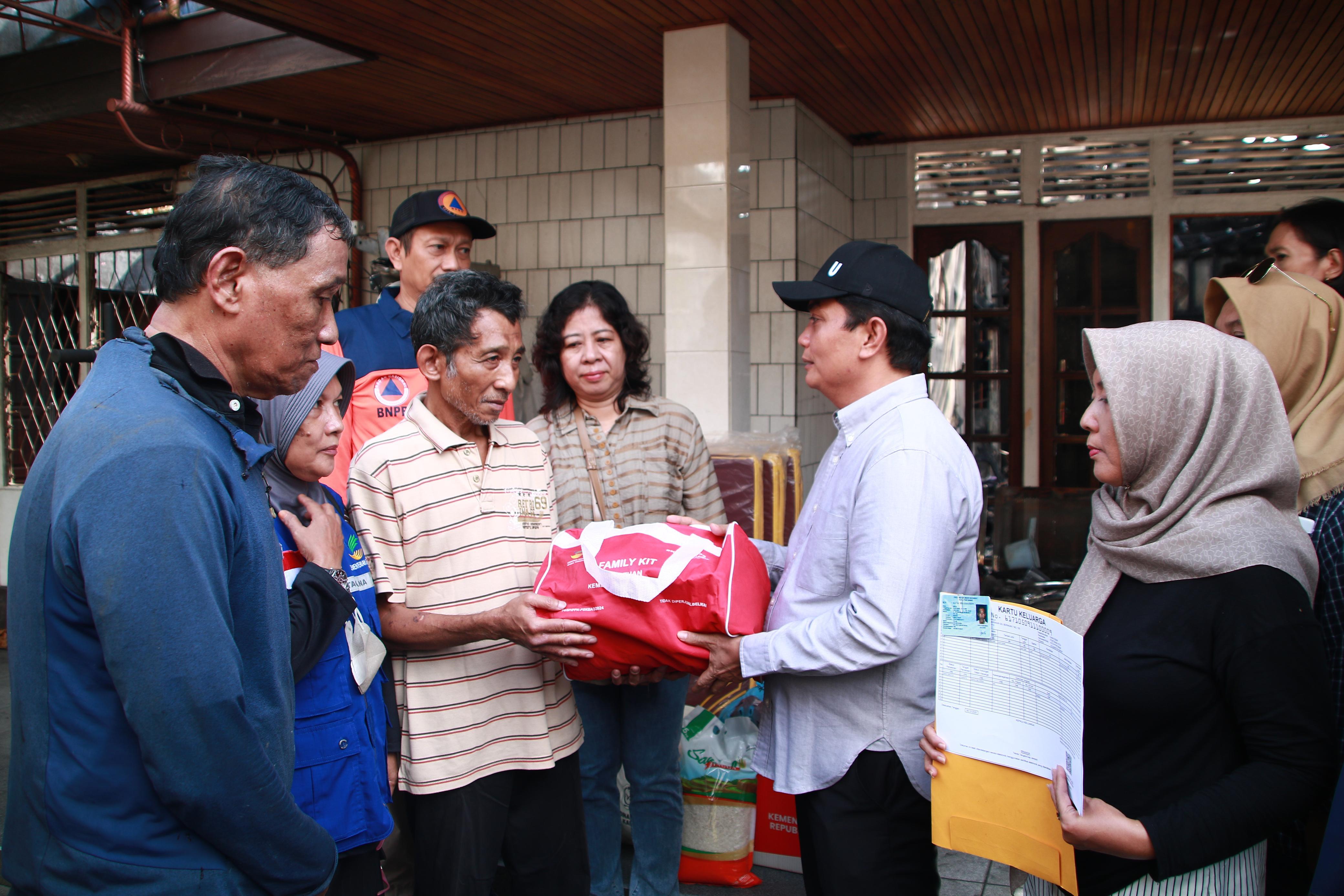 Wakil Wali Kota Pontianak Serahkan Bantuan ke Korban Kebakaran di Gang Sa’aman