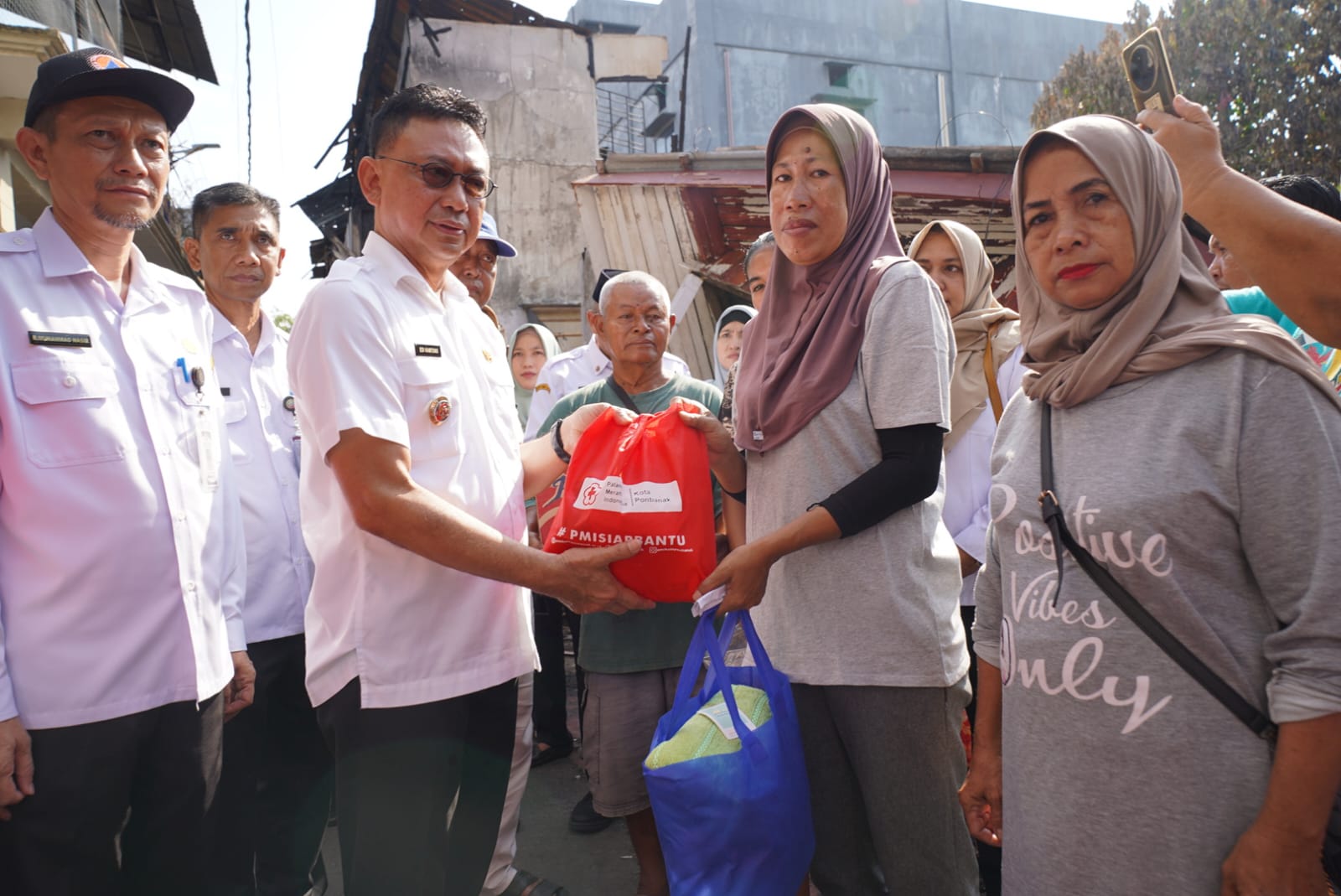 Pemkot Salurkan Bantuan Darurat Korban Kebakaran Gang Tamang I