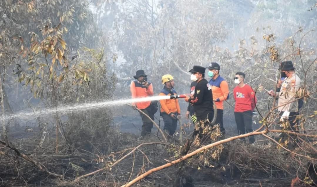 Titik Api Karhutla di Kubu Raya Meningkat, Bupati Sujiwo Pastikan Logistik Petugas Aman
