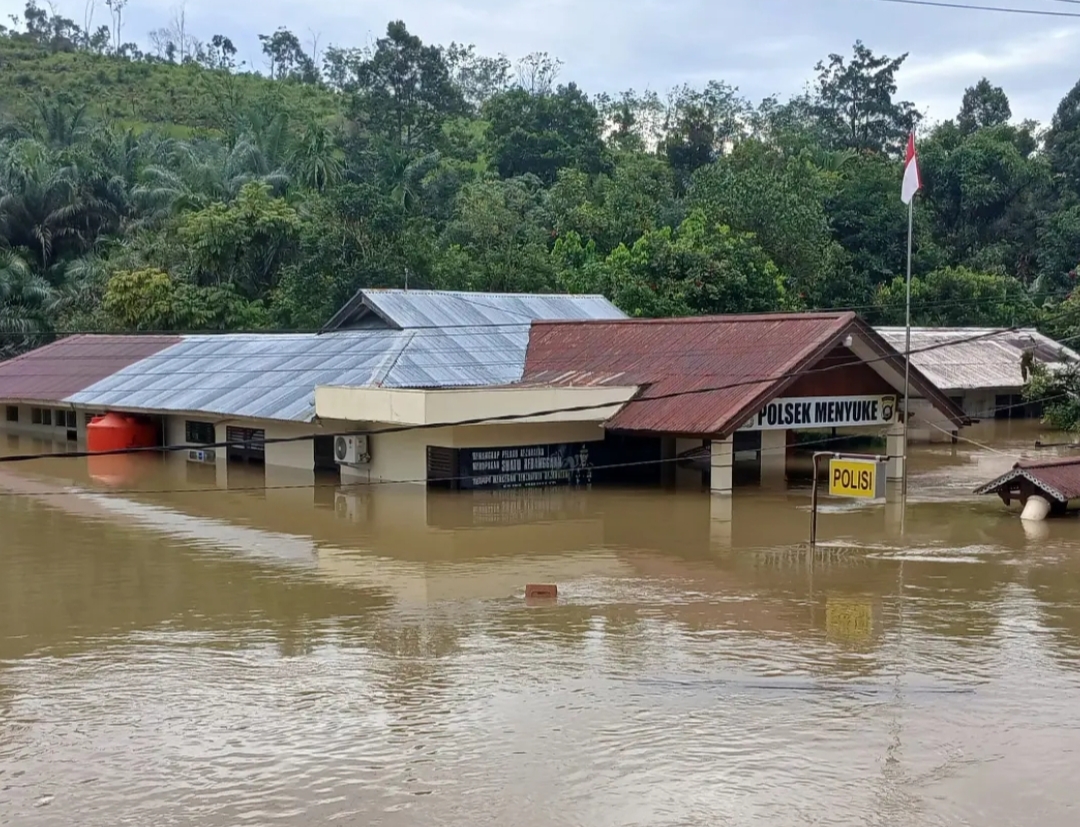 Ketinggian Air Capai 150 Cm di Menyuke, Polsek Pantau Situasi Banjir