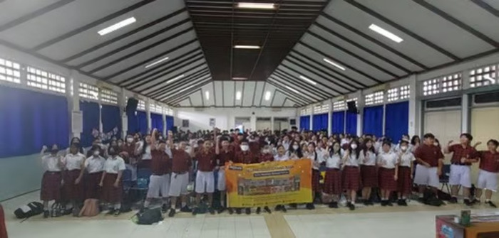 Coach Priska Sahanaya Memberdayakan Generasi Muda Melalui Program Public Speaking di SMP Tarakanita 2 Bersama 