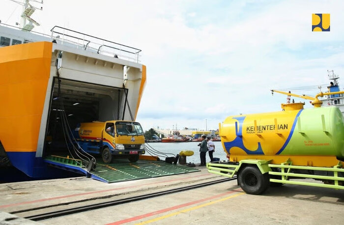 Kementerian PU Kirim 11 Mobil Tangki Air dan Vakum Tinja ke Lokasi Bencana Sumatera Utara dan Aceh