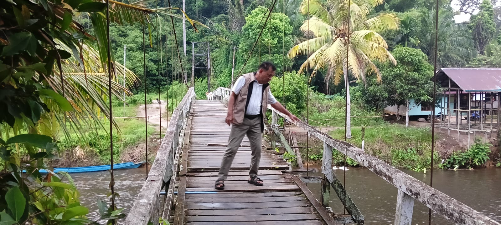 Calon Bupati Melawi No. 01 Kluisen Cek Langsung Jembatan di Desa Keluing Taja Kecamatan Sokan