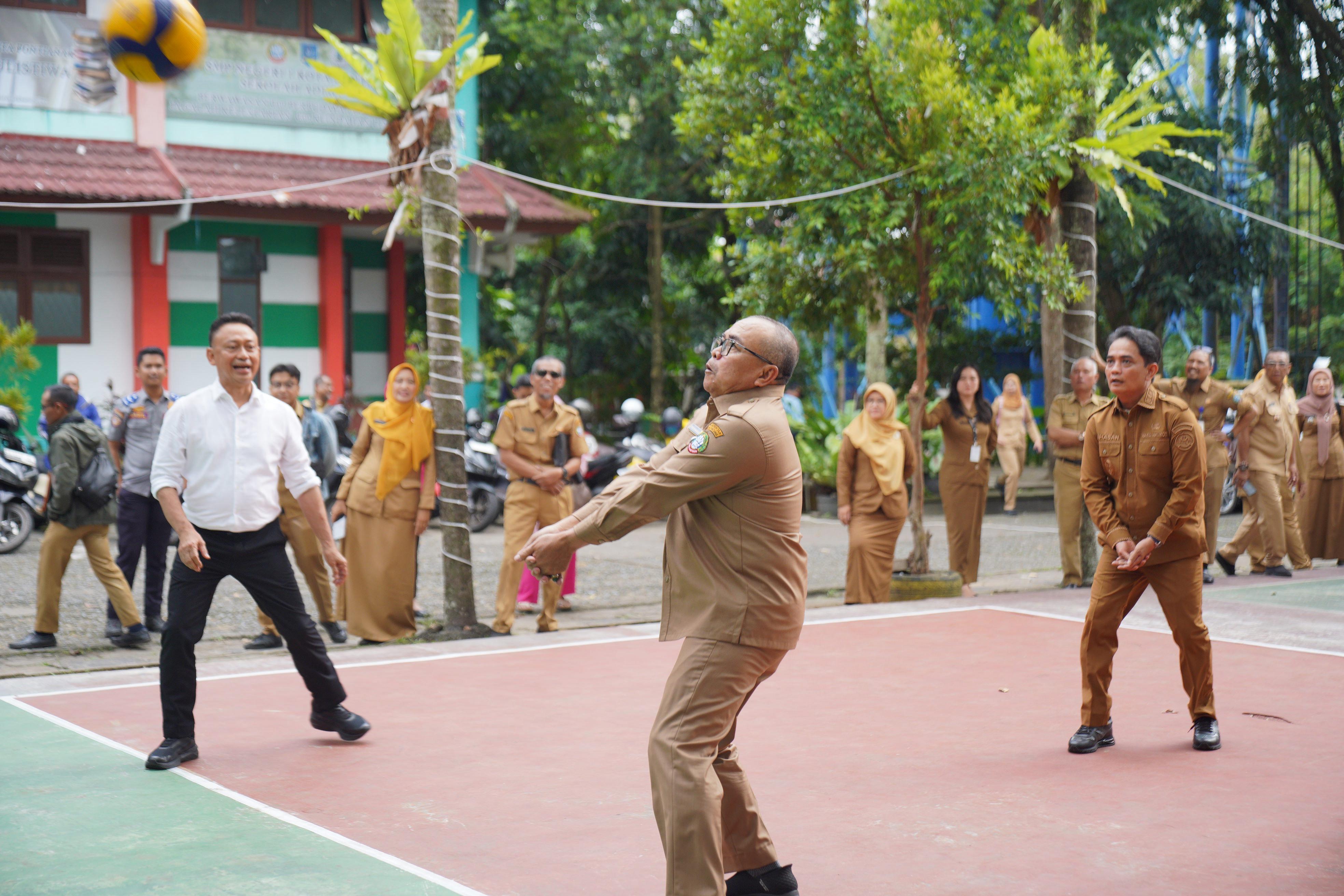 Momen Kebersamaan, Wako dan Wawako Tanding Voli Melawan ASN