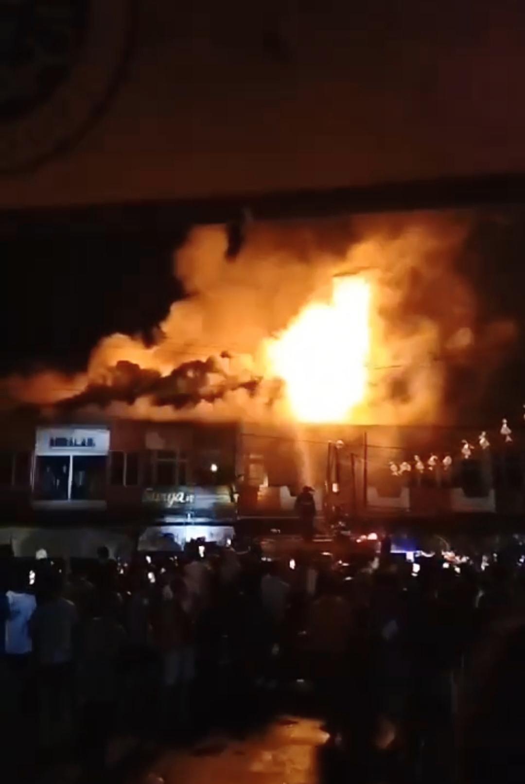 Kebakaran 13 Ruko di Pasar Sambas, Kerahkan Damkar Terdekat