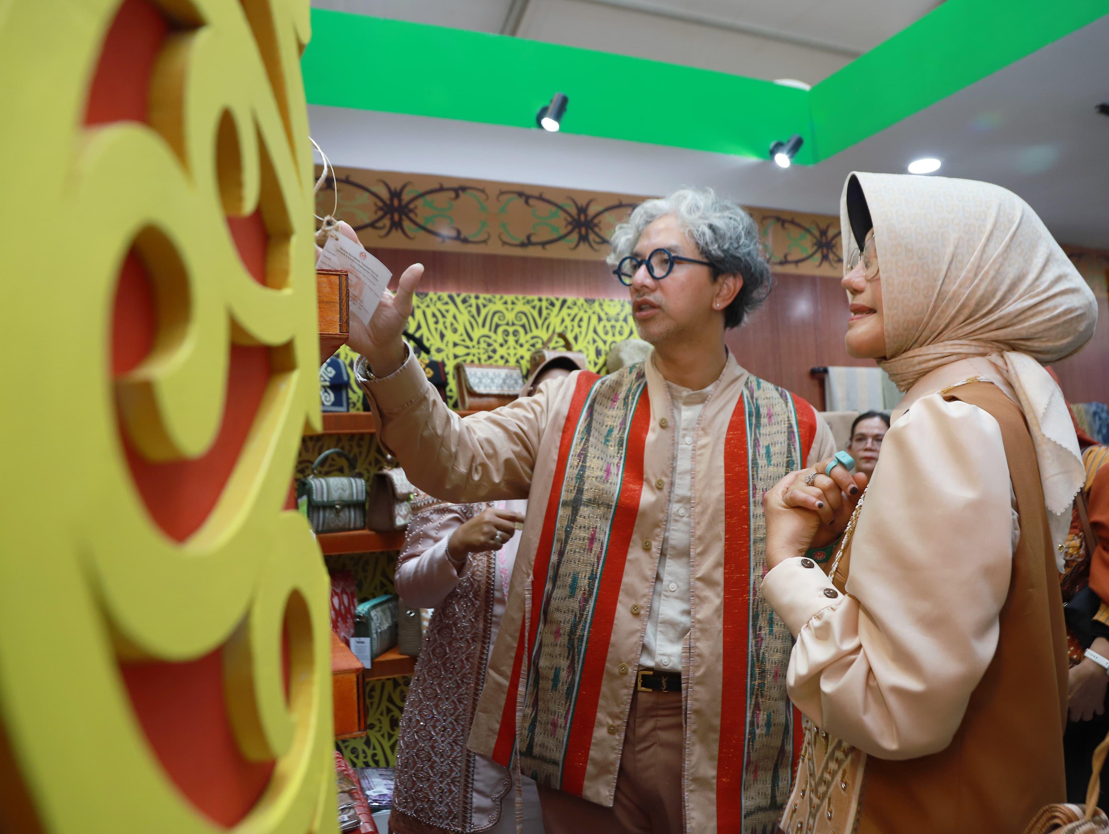 Tas Rajut Tenun Rotan Pontianak Curi Perhatian Ketua Umum TP PKK Pusat di Pameran Dekranas 2025
