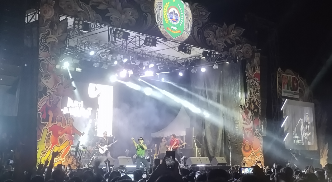 Gelar Penutupan Pekan Kebudayaan Daerah, Nidji Band Guncang Ribuan Masyarakat Kota Singkawang! 