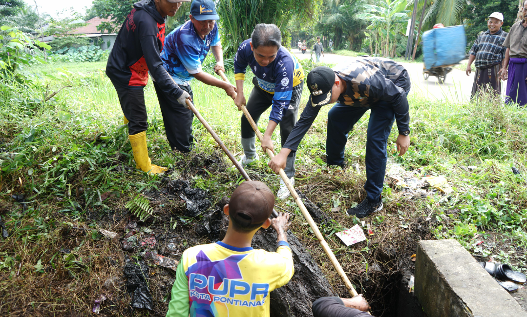 Budayakan Gotong Royong, Bahasan Ajak Warga Pontianak Utara Bersihkan Parit