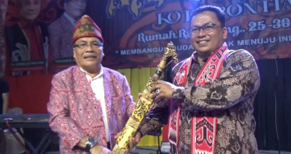 Wakil Bupati Kubu Raya Menang Lelang Mandau di Penutupan Naik Dango Pontianak 2025